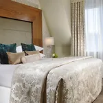 Court & Leisure Centre Hotel