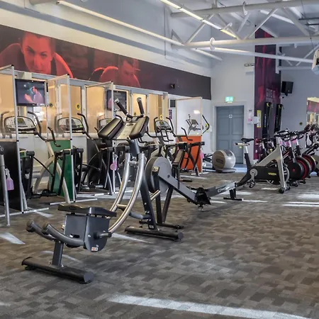 Court & Leisure Centre فندق كاريقالين
