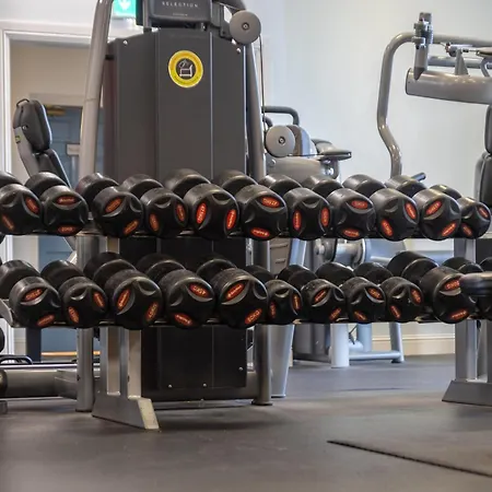 Court & Leisure Centre فندق كاريقالين