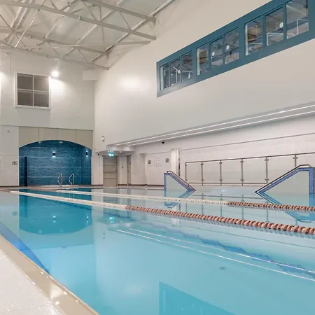 فندق Court & Leisure Centre كاريقالين