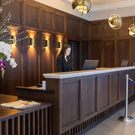 Court & Leisure Centre فندق 4*