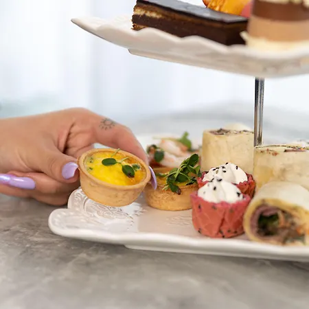 Court & Leisure Centre Hotel