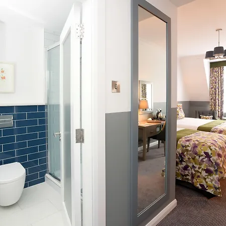 Court & Leisure Centre Hotel 4*