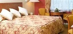 Court & Leisure Centre Hotel 4*