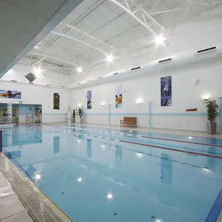 Court & Leisure Centre فندق كاريقالين