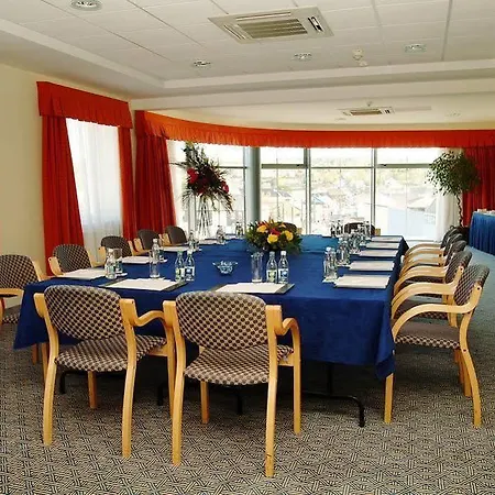 فندق Court & Leisure Centre 4*