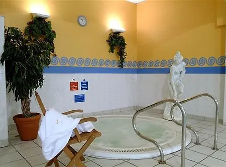Court & Leisure Centre Hotel 4*
