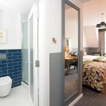 Court & Leisure Centre Hotel 4*
