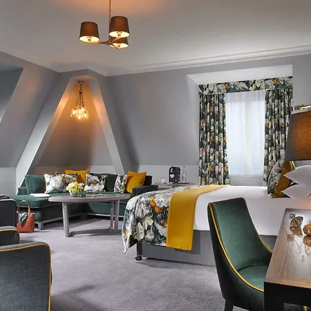 Court & Leisure Centre Hotel 4*