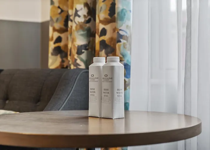 Отель Court & Leisure Centre