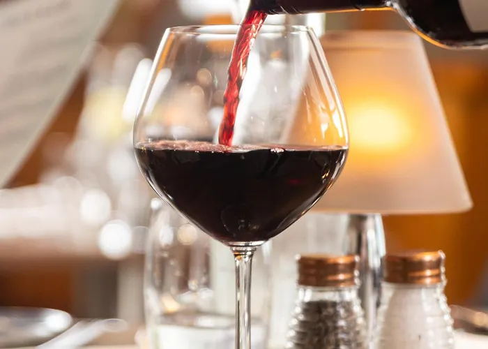 Отель Court & Leisure Centre