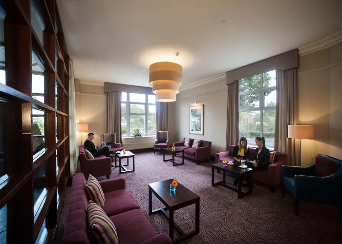 Отель Court & Leisure Centre 4*