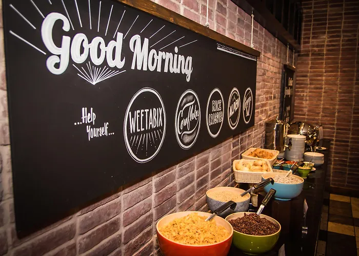 Отель Court & Leisure Centre