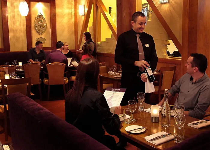 Отель Court & Leisure Centre