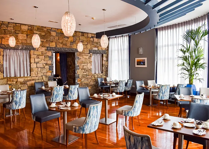 Отель Court & Leisure Centre 4*