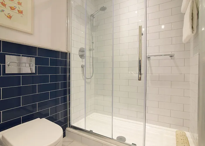 Отель Court & Leisure Centre 4*