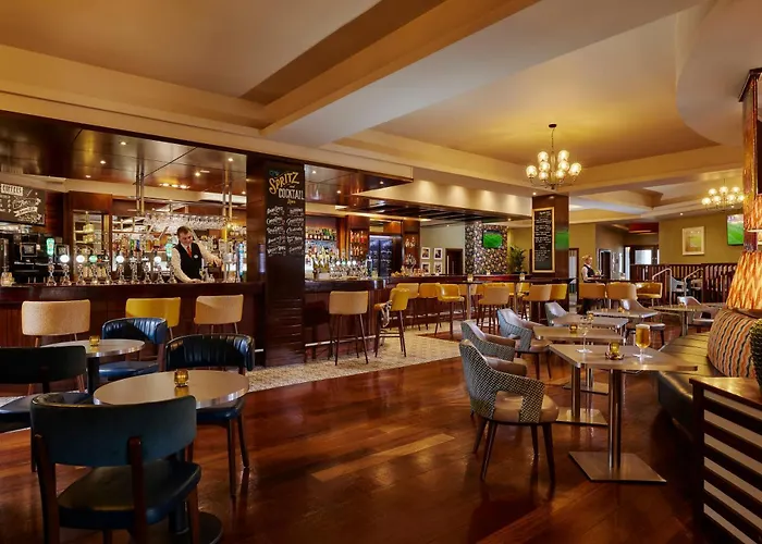 Отель Court & Leisure Centre 4*