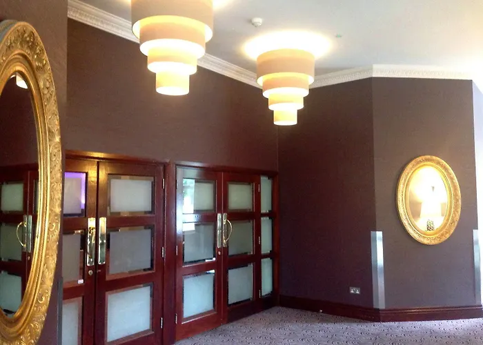 Отель Court & Leisure Centre