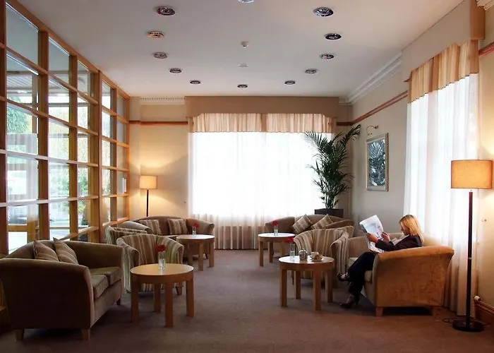 Отель Court & Leisure Centre 4*