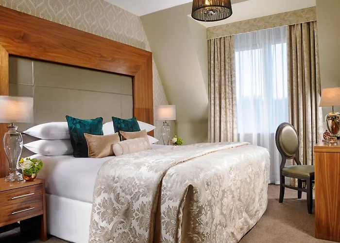 Отель Court & Leisure Centre 4*